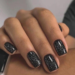 Modelones ongles courts carrés brillants pour un look chic en quelques minutes.