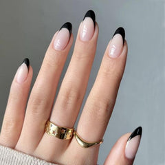 Modelones ongles noirs à bout français en amande, allure chic et durable.