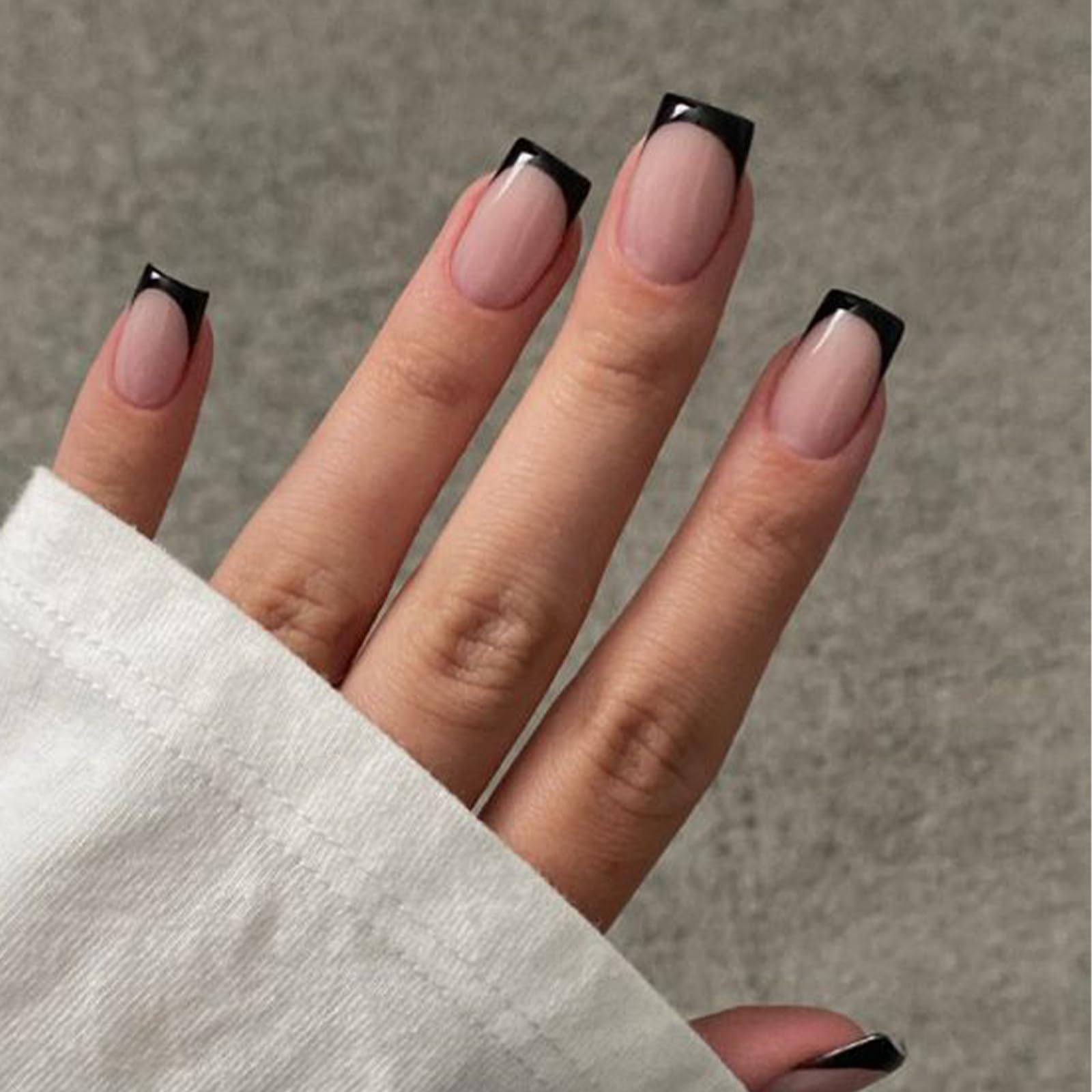 Modelones ongles noirs à bout français courts et carrés pour un look rapide.