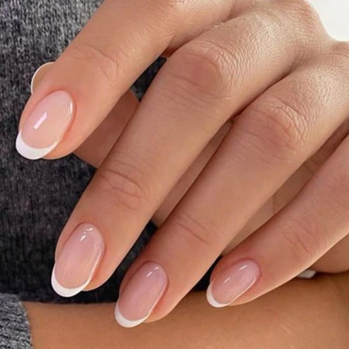 Modelones onglets press-on nude, ensemble complet 32 pièces pour une manucure rapide et naturelle.