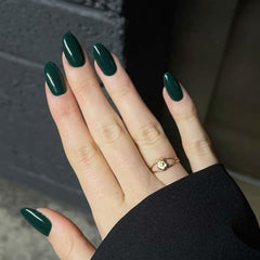 Modelones ongles en forme amande courts vert foncé, faciles à poser.