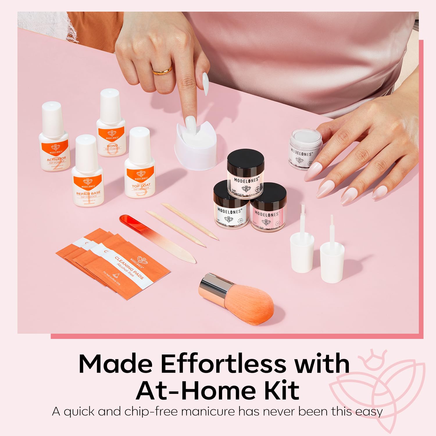 Modelones teinte rose clair et nude éclatante grâce à la poudre translucide.