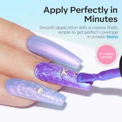 Modelones vernis gel bleu brillant avec reflets lumineux.
