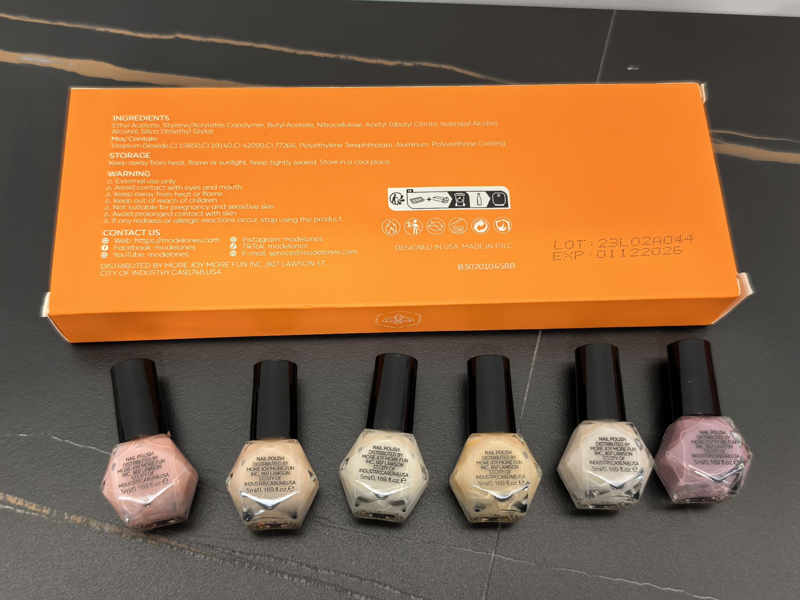 Usage domestique simple: réinventez votre style nail à la maison.
