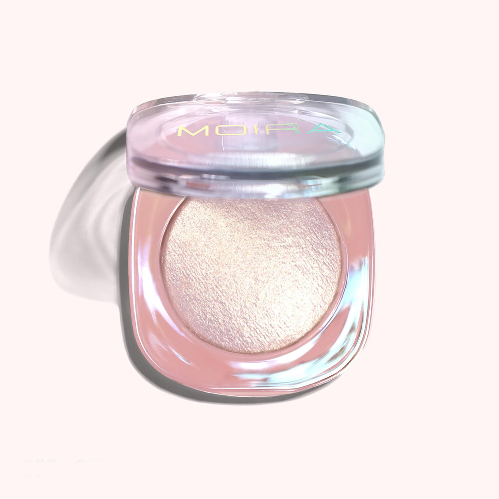 Moira Dreamlight Highlighter sur le relief du visage, lueur subtile et durable.