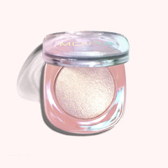 Moira Dreamlight Highlighter sur le relief du visage, lueur subtile et durable.