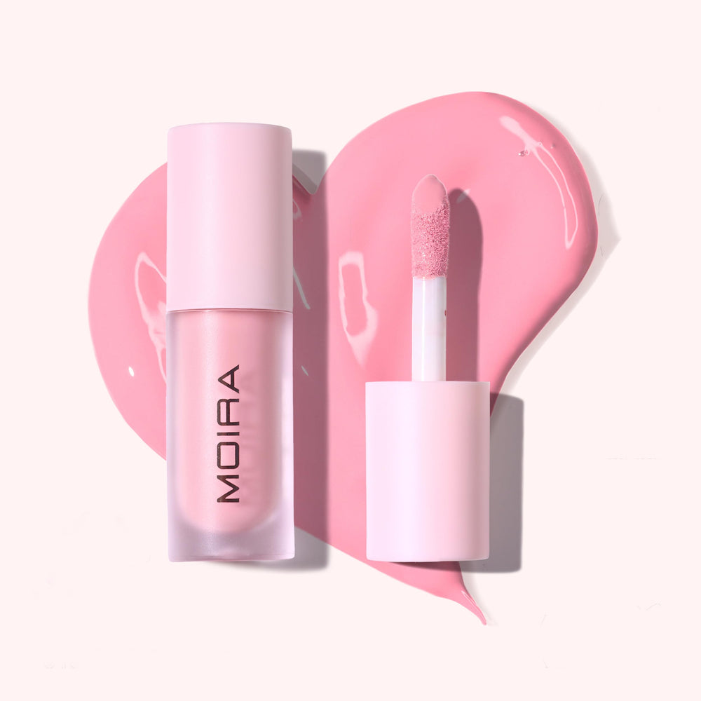 Moira Love Steady Liquid Blush appliqué sur les pommettes pour un éclat naturel.
