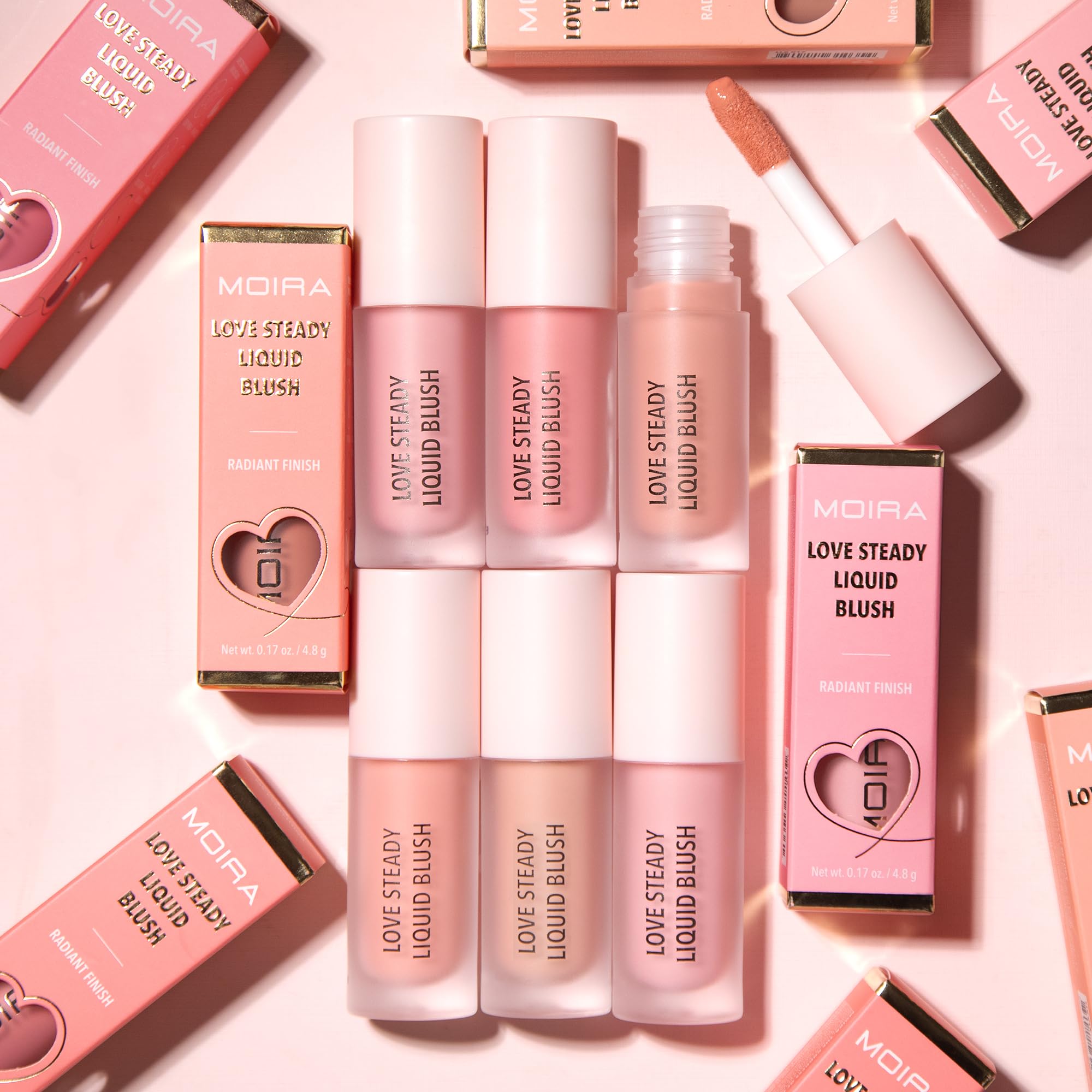 Moira Love Steady Liquid Blush détail pigmentation pour un fini lumineux.