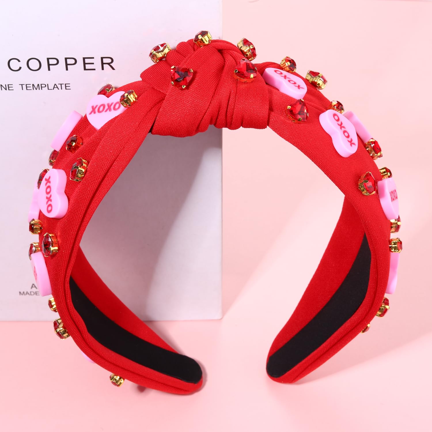 Détails cristal rouge sur le bandeau mokkia, éclat discret et élégant.
