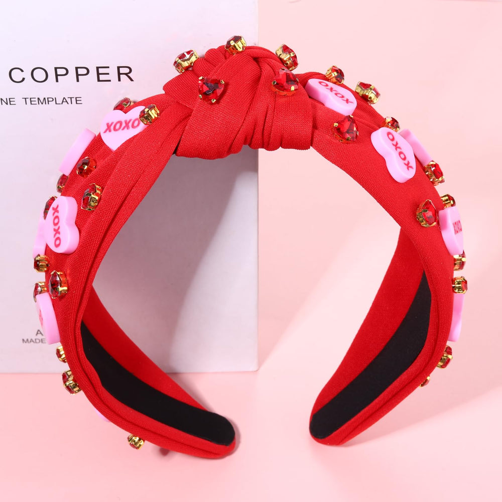 Détails cristal rouge sur le bandeau mokkia, éclat discret et élégant.
