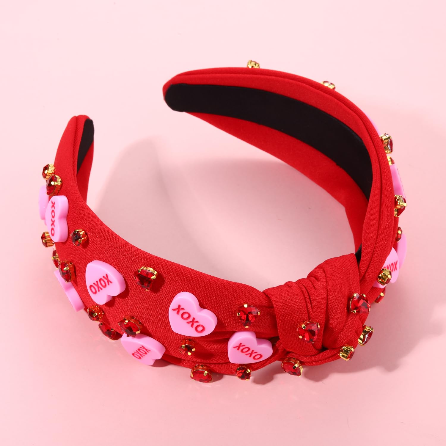 Embellissements cristal rose Mokkia, ajoutant un éclat scintillant.