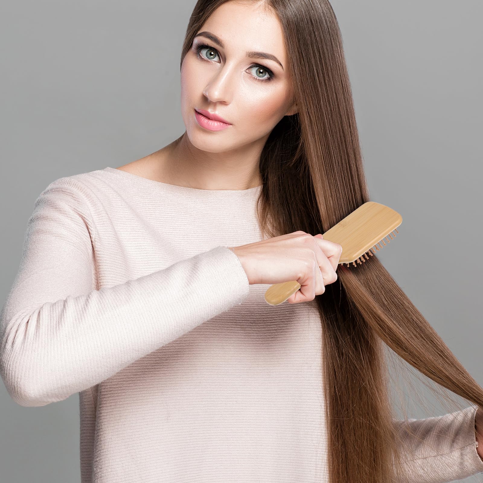 Molain brosse anti-statique en bambou pour cheveux lisses.