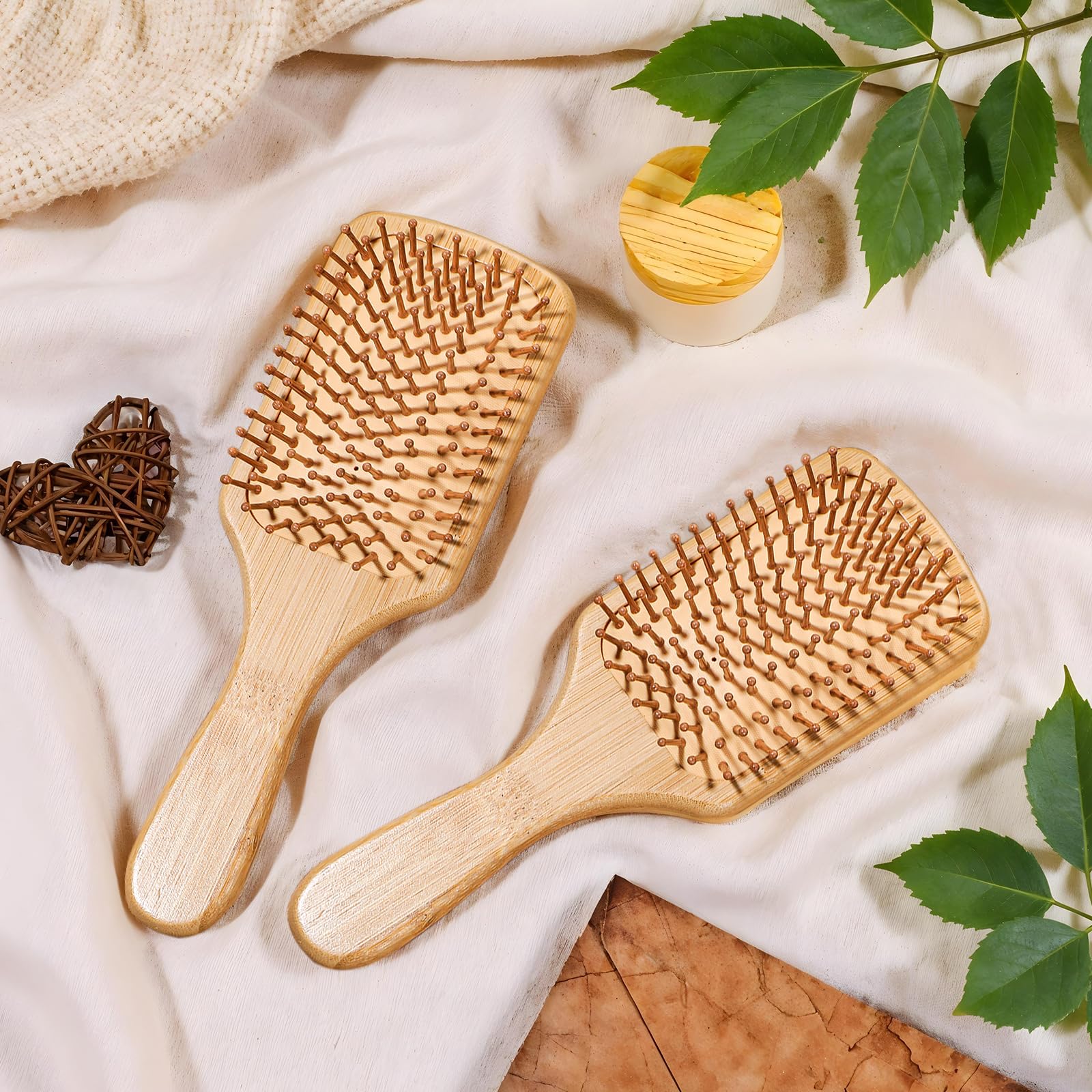 Molain brosse démêlante en bambou avec poils arrondis.