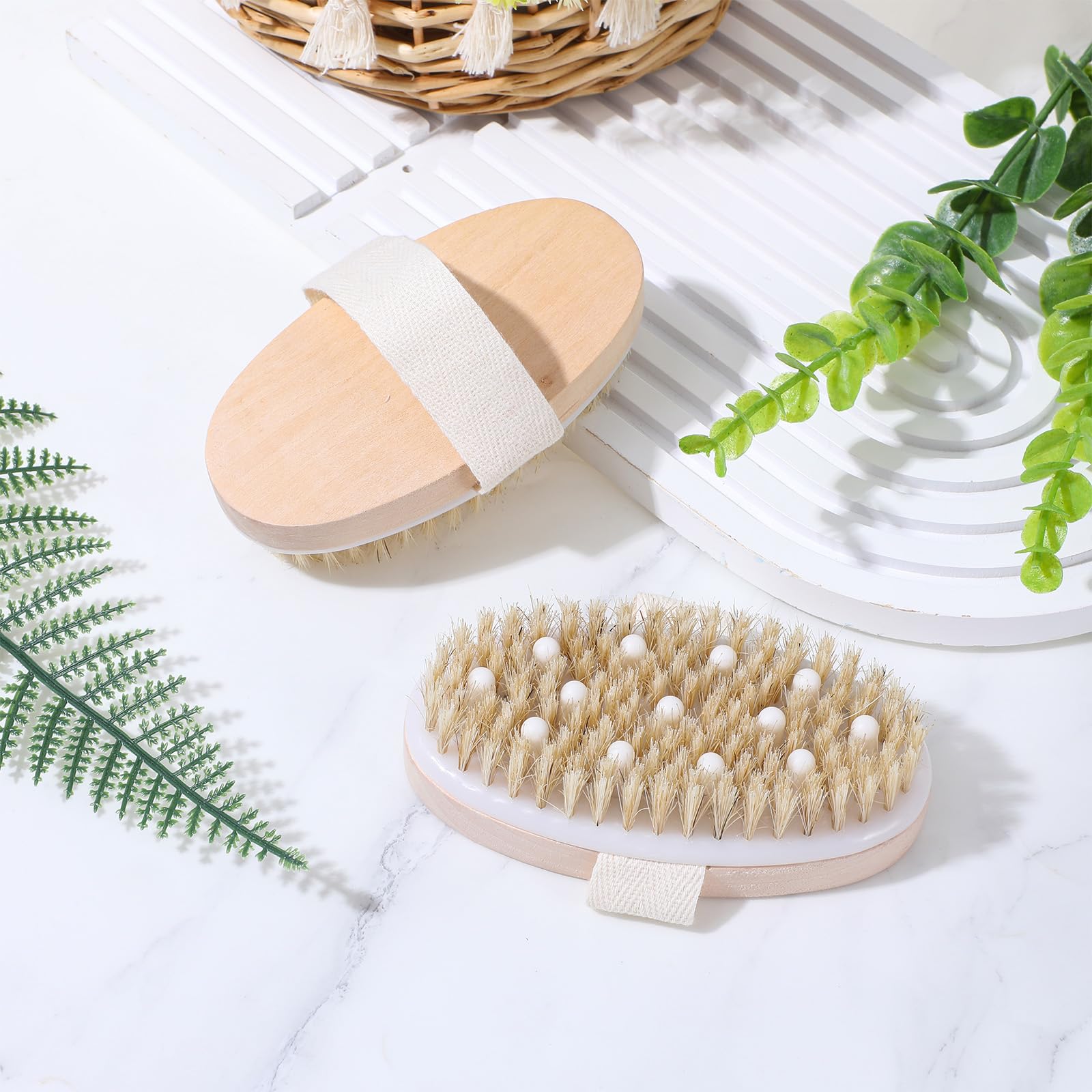Brosse Molain ergonomique qui tient dans la paume pour un contrôle précis.