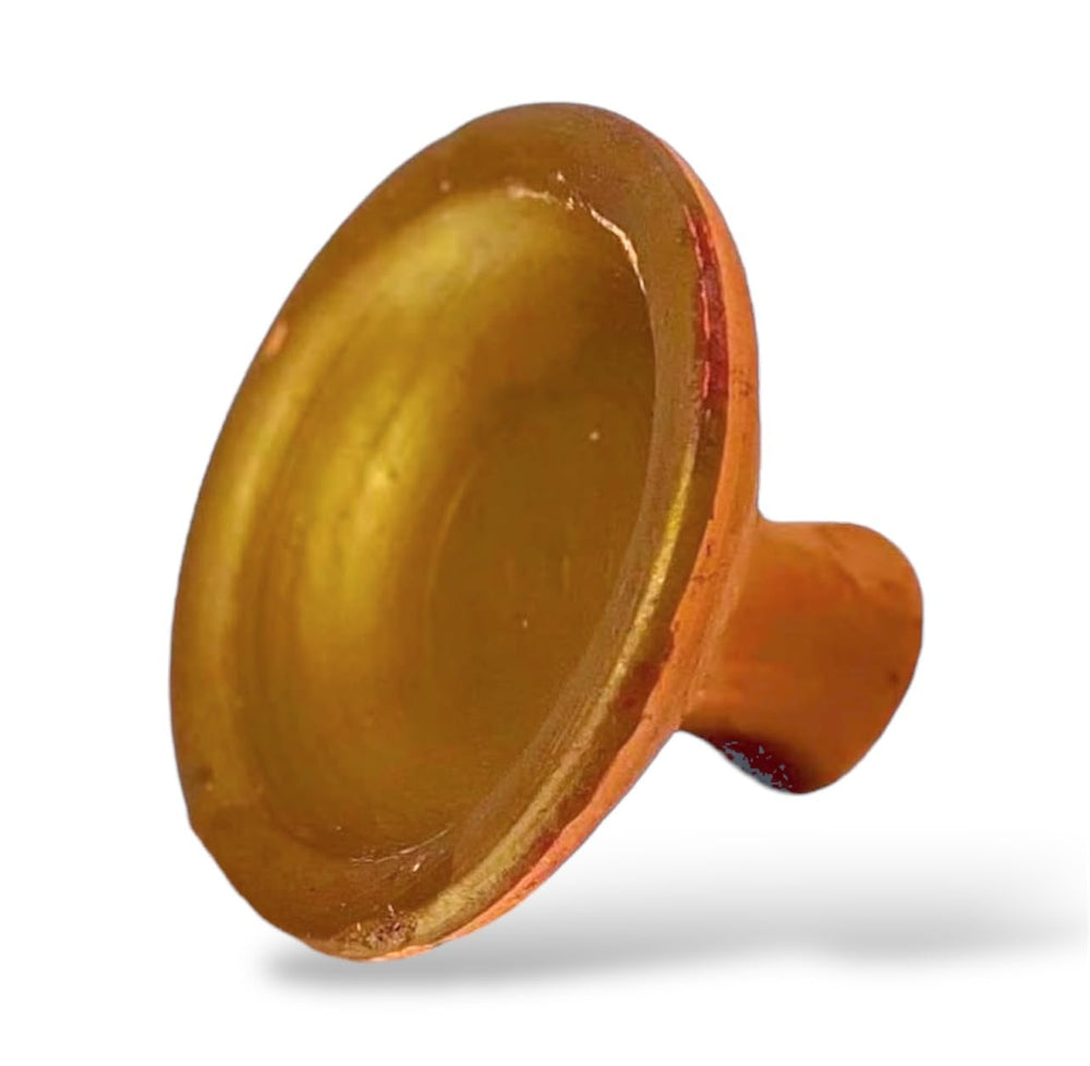 Aker Fassi couleur cramoisie durable sur lèvres et joues.