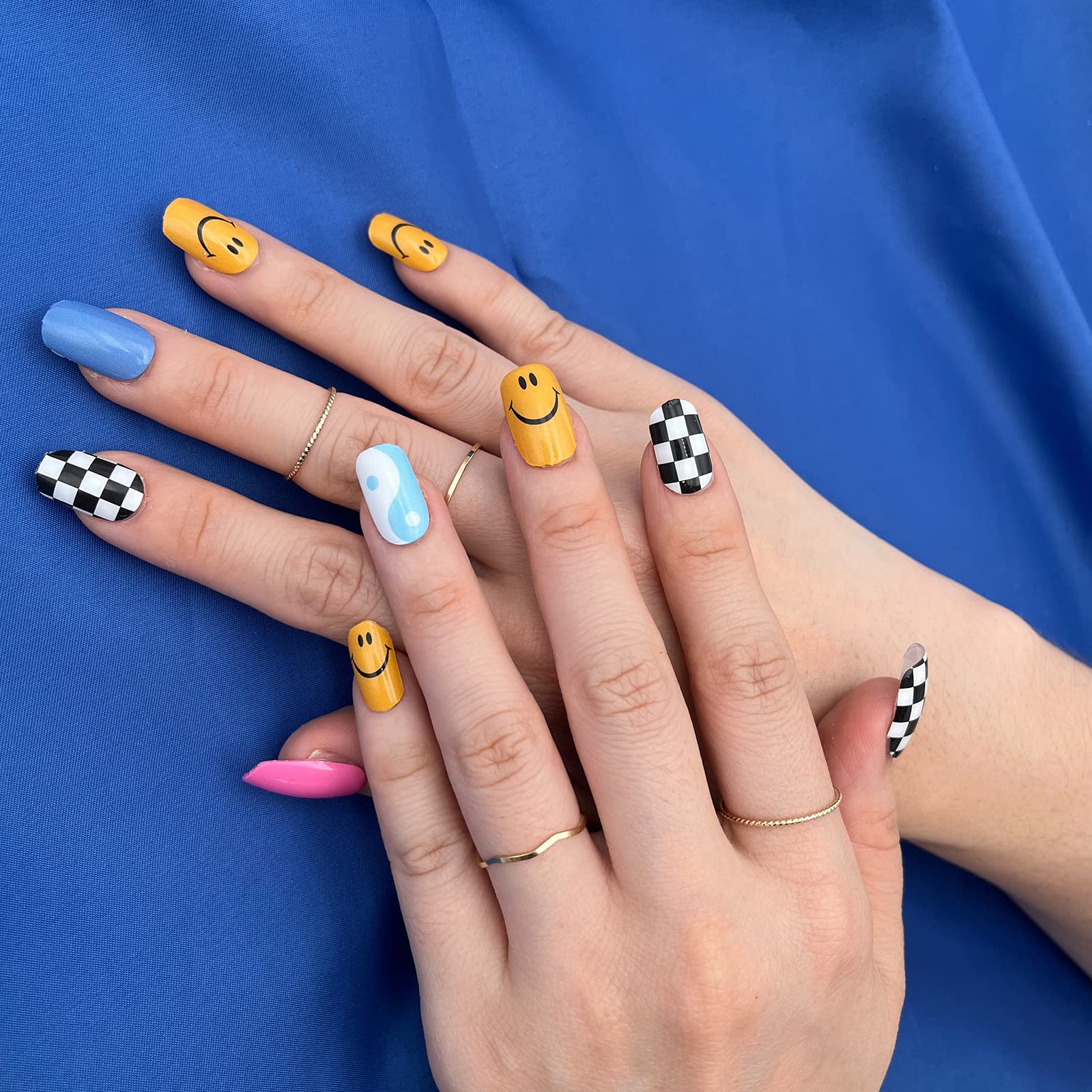 Préparation des ongles MOMSON: nettoyage et dégraissage pour une tenue fiable.