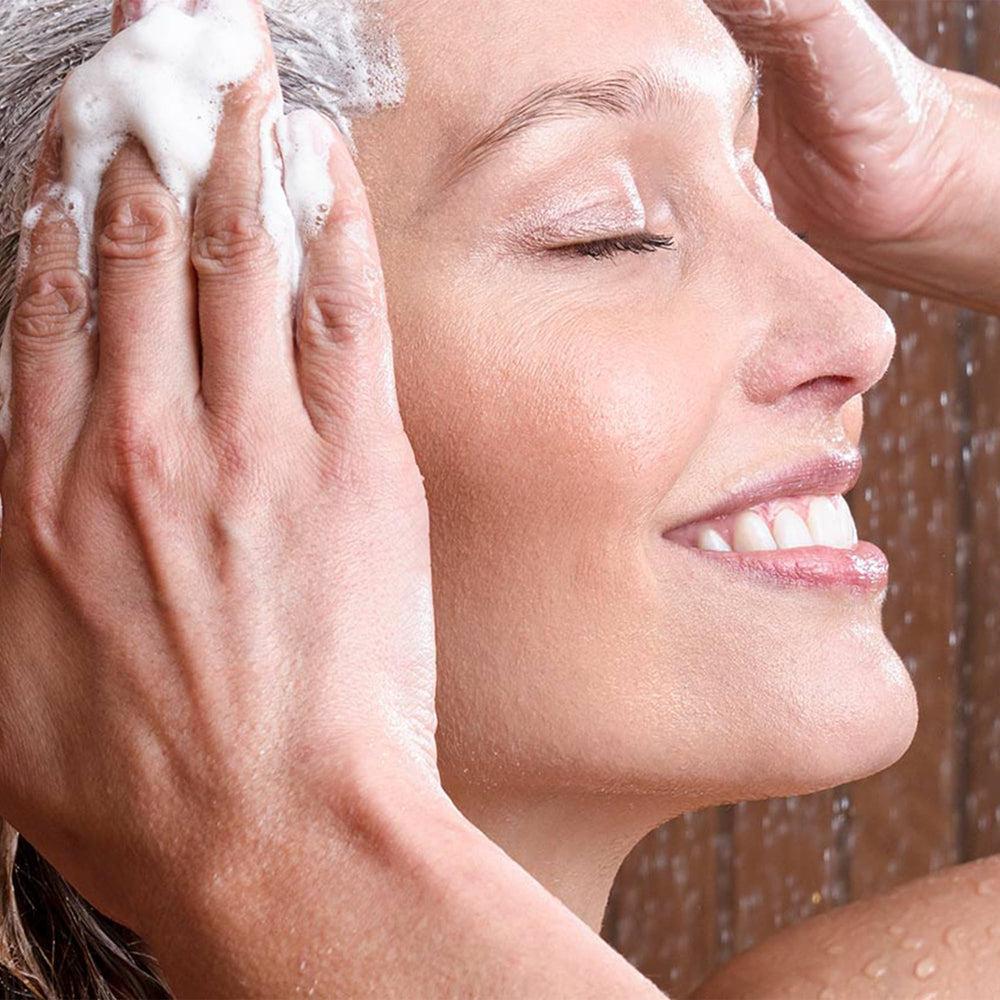 MONAT Gommage purifiant – rituel d'utilisation hebdomadaire pour l'équilibre du cuir chevelu.