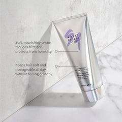 MONAT Studio One Air Dry Cream – ingrédients lin et chia visibles, apportant brillance naturelle.