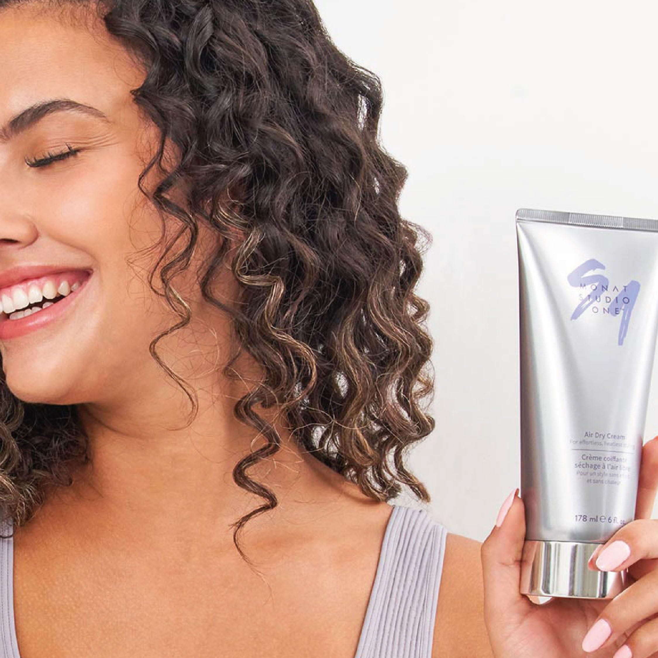 MONAT Studio One Air Dry Cream – look naturel sublimé pour une coiffure légère.
