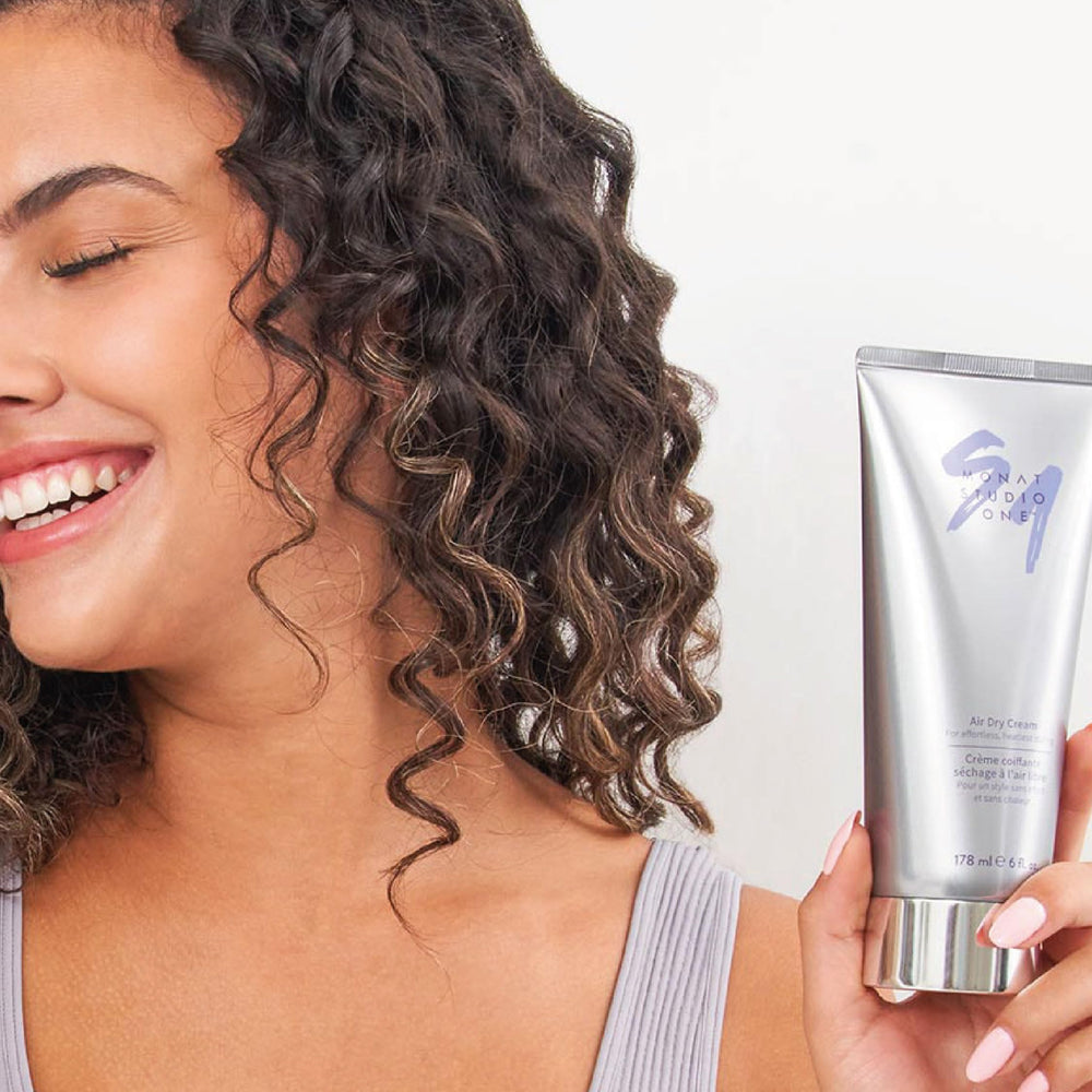 MONAT Studio One Air Dry Cream – look naturel sublimé pour une coiffure légère.