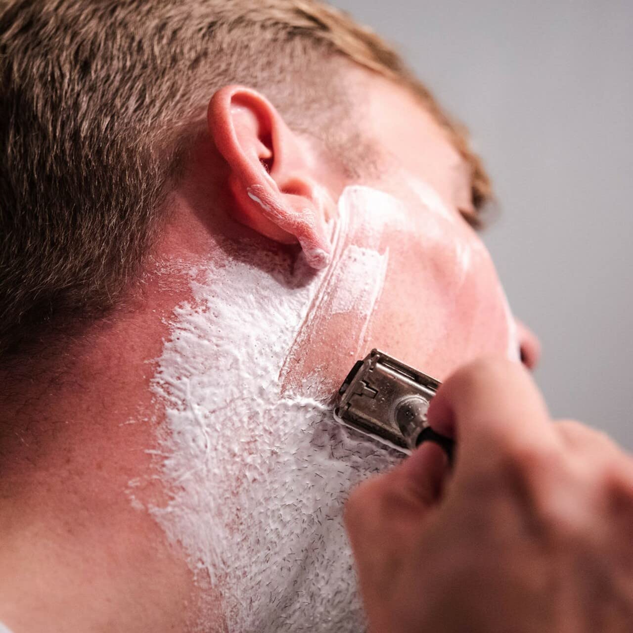 Rasage doux avec MNSC, hydratation et glisse sans parfum.