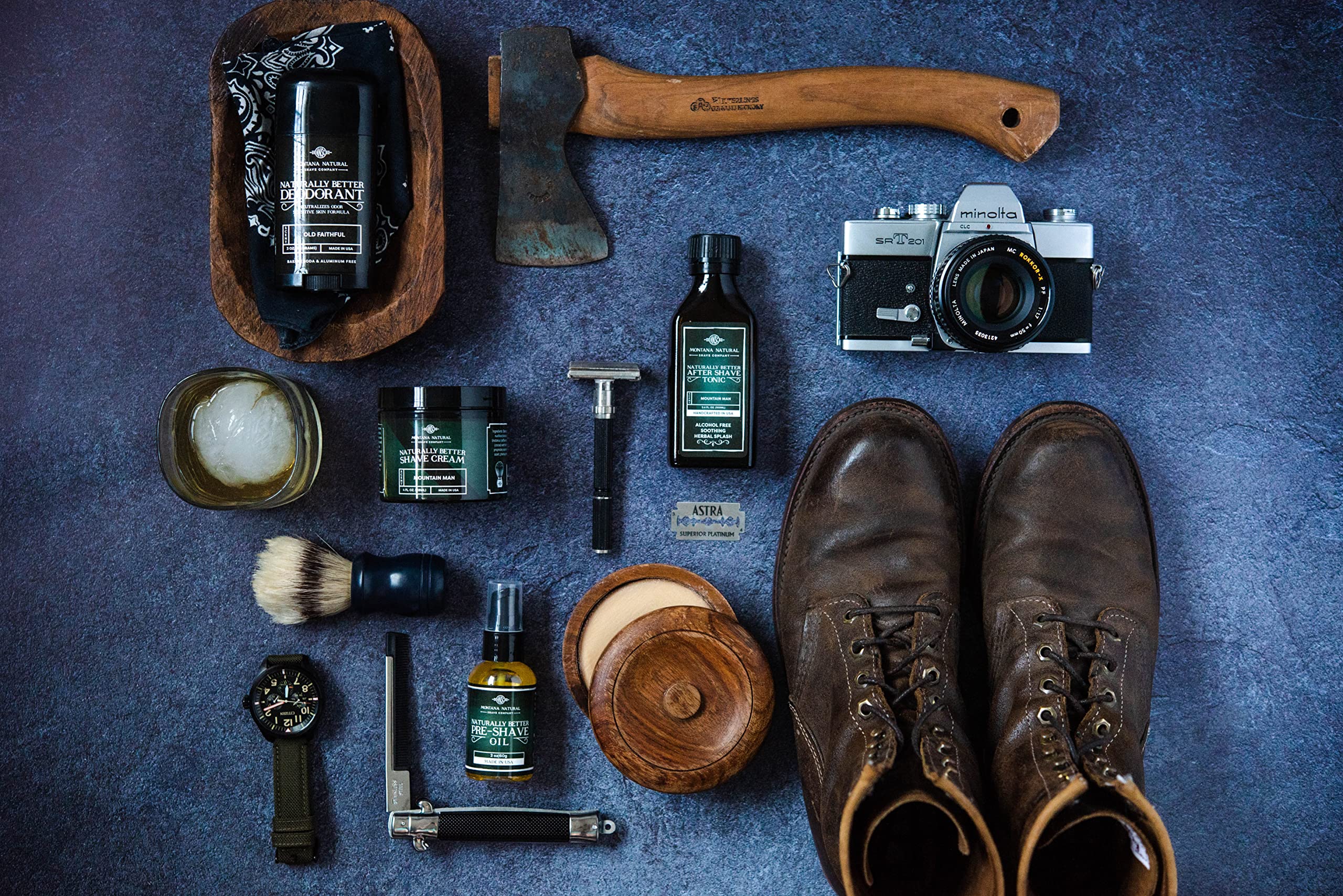 Montana Natural Shave – tenue moyenne: moustache stylisée sans surcharge.