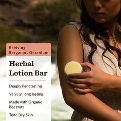 Moon Valley Organics Moon Melt Bar hydrate et apaise les zones sèches grâce à la cire d’abeille.