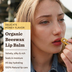 Moon Valley Organics baume à lèvres cire d’abeille, texture crèmeuse et hydratante.