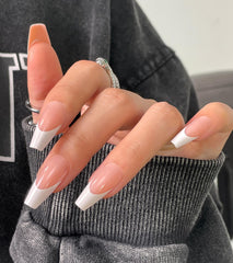 Morily ongles bord franc brillant rose pâle, allure élégante et naturelle.