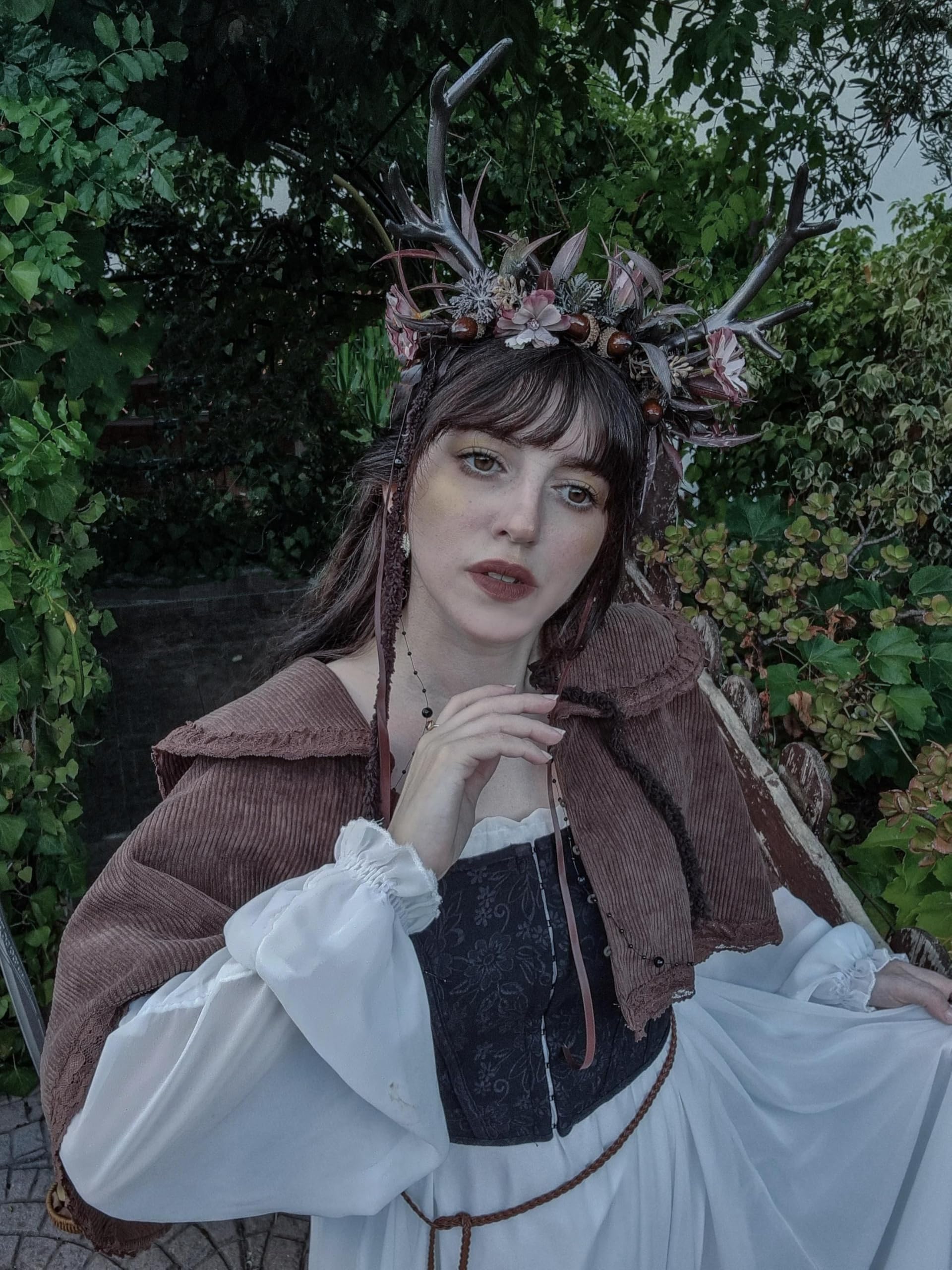 MOSTORY cornes cerf gothiques avec fleurs, accent raffiné pour costumes fantastiques.