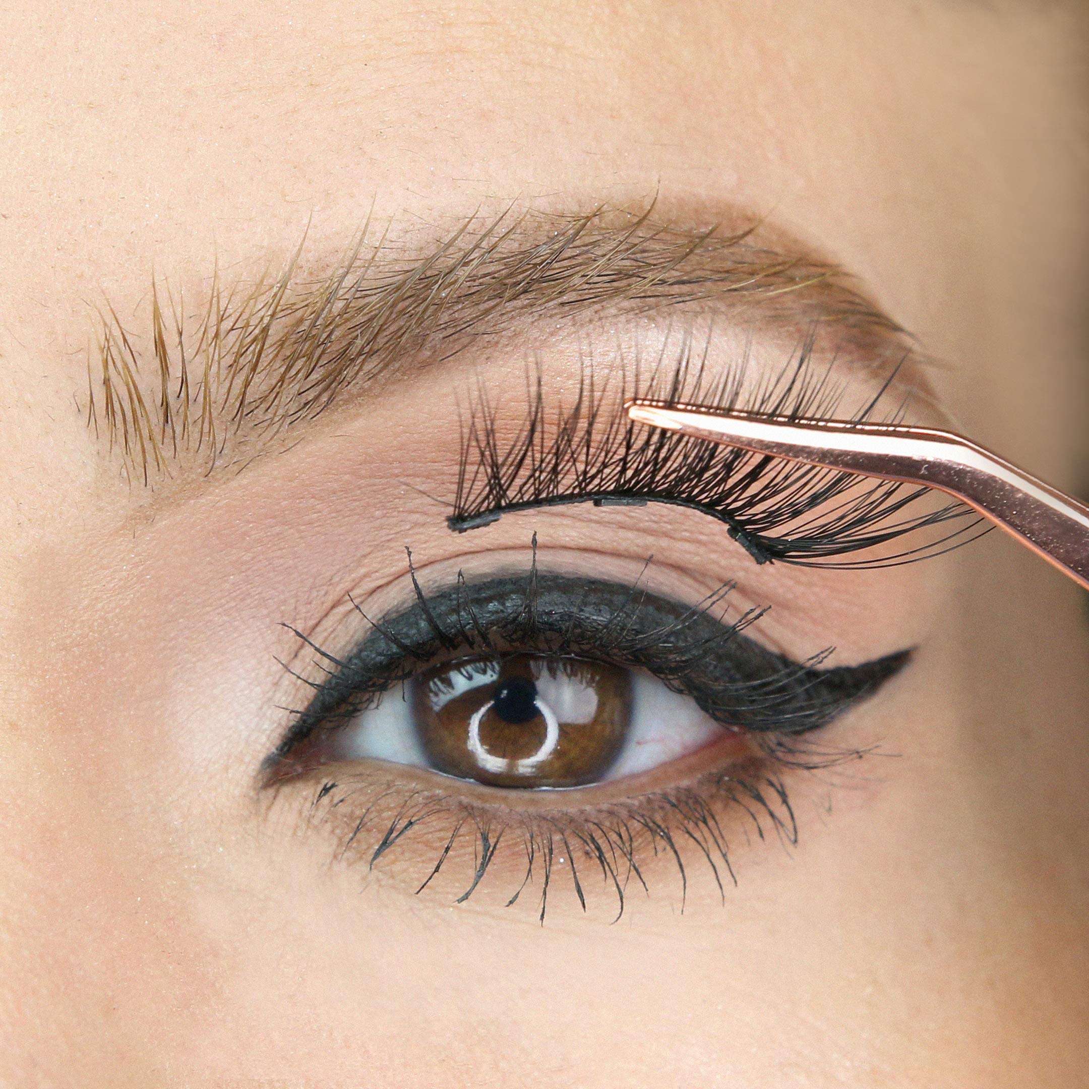 Cils Baby MoxieLash seuls, volume naturel et visage lumineux.