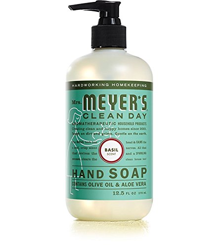 Mousse savonneuse Mrs. Meyer's sur les mains, texture légère.
