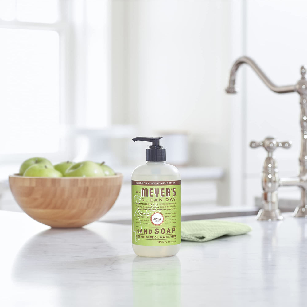 Savon MRS. MEYER'S Apple près de l’évier, peau douce après lavage.