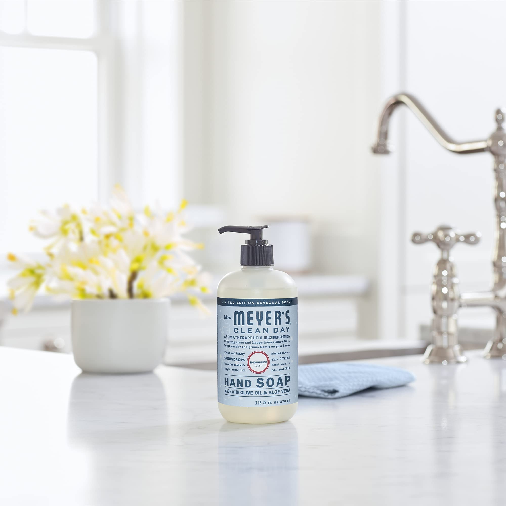 MRS. MEYER'S Snowdrop – etiquette et flacon, parfum durable et frais.