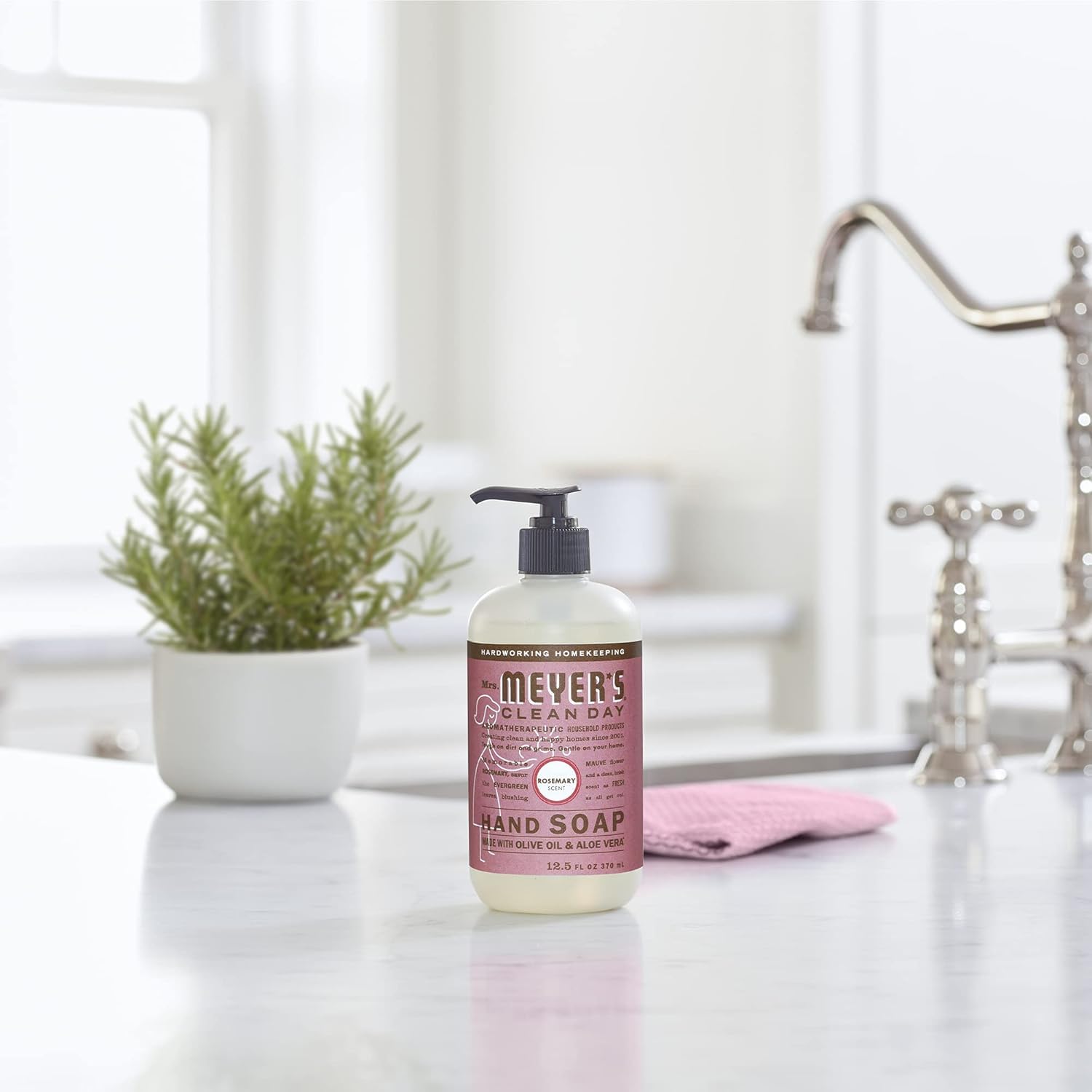 Utilisation quotidienne avec Mrs. Meyer's, parfums variés pour chaque pièce.