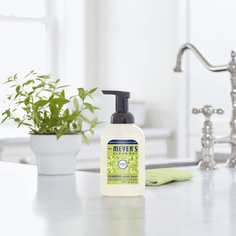 Mains utilisant le savon mousseux Mrs. Meyer's Clean Day