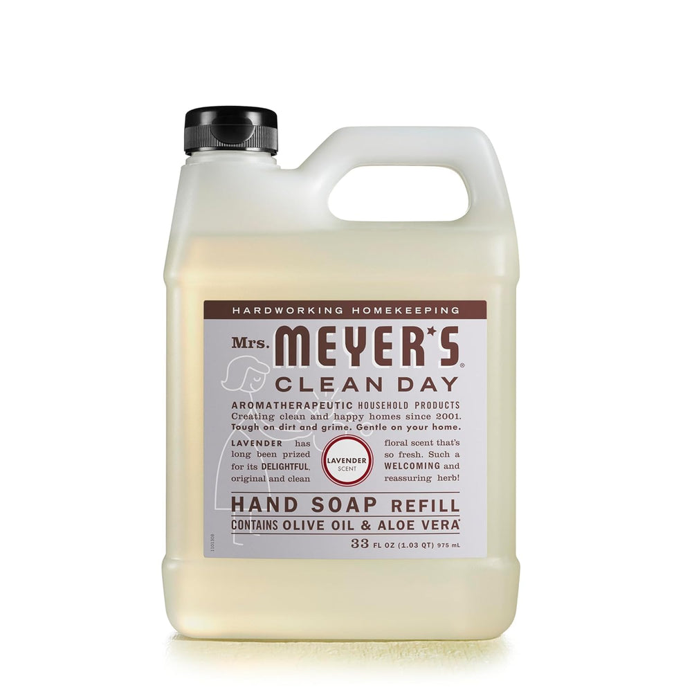 Versement fluide dans la bouteille Lavande Mrs. Meyer's pour usage rapide.