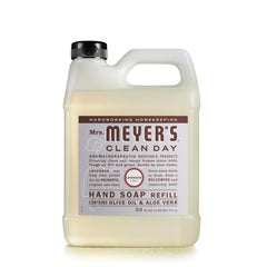 Versement fluide dans la bouteille Lavande Mrs. Meyer's pour usage rapide.