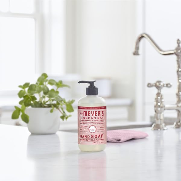 Ingrédients naturels comme aloe vera et huile d’olive pour une douceur légère.