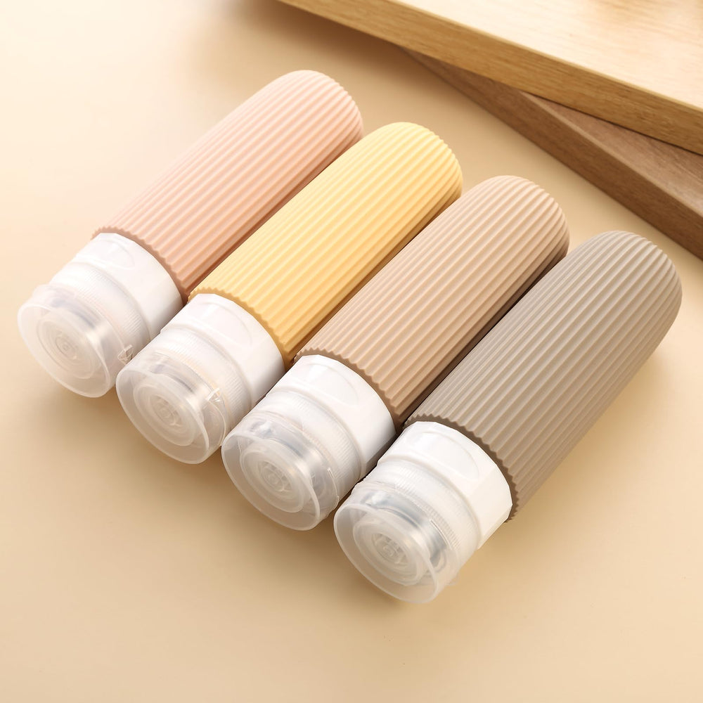 Bouteilles en silicone durables et réutilisables pour voyages répétés.