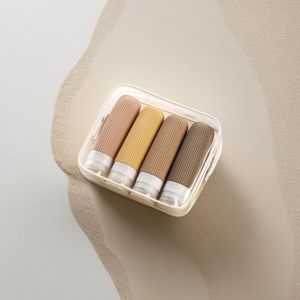 Ensemble pratique pour organiser shampoing et lotions en voyage.