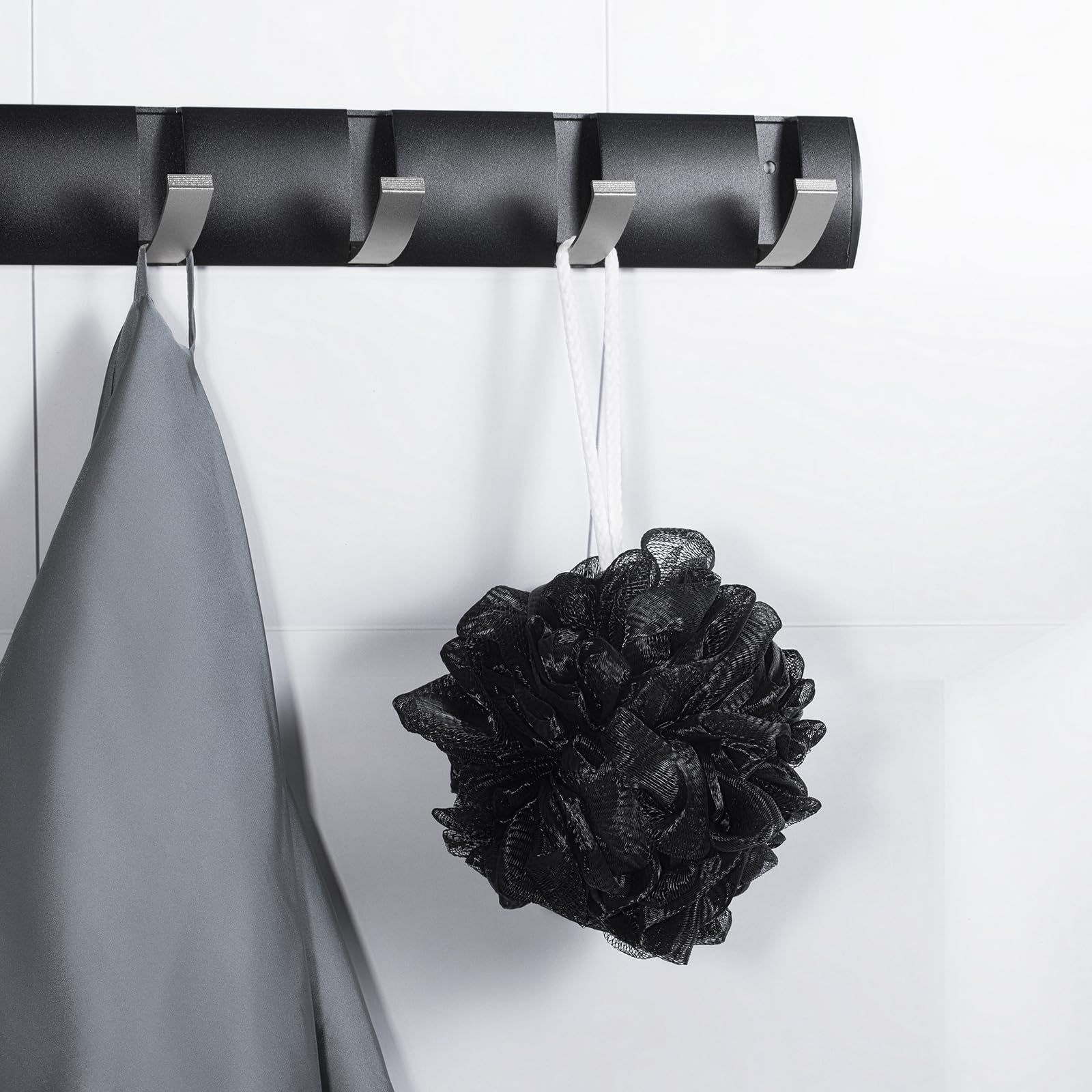 Gant Loofah noir idéal pour le rituel douche en famille.