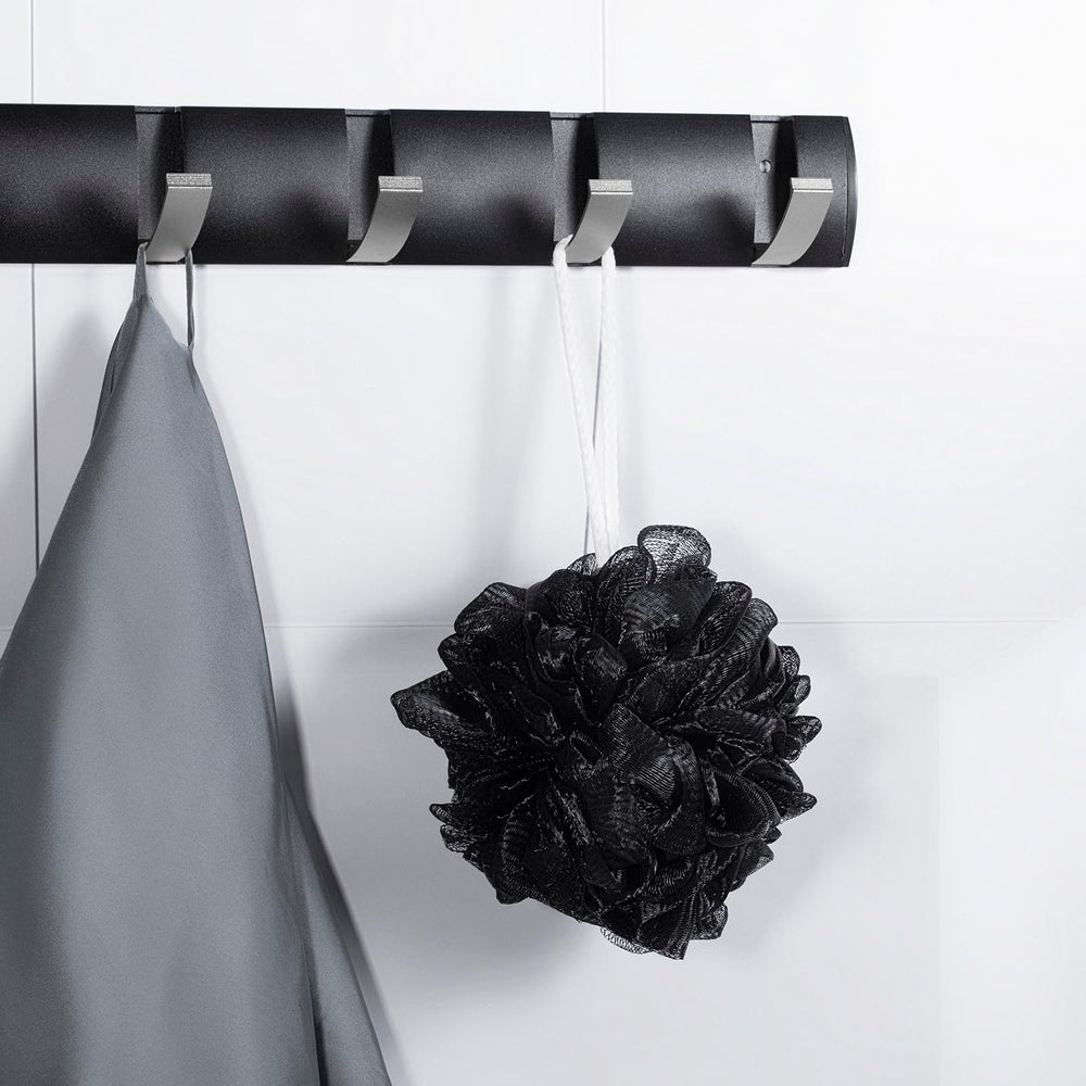 Gant Loofah noir idéal pour le rituel douche en famille.