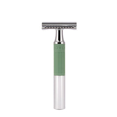 Rasoir MÜHLE NEO en chrome avec poignée silicone vert sauge, prise en main sûre.