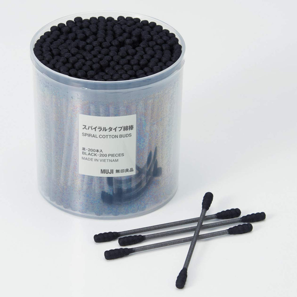 Muji coton-tiges noir en emballage compact et pratique.