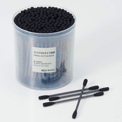 Muji coton-tiges noir en emballage compact et pratique.