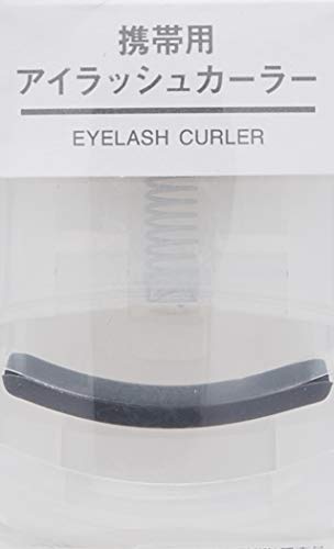 MUJI recourbe-cils portable avec design coulissant pour un rangement facile.