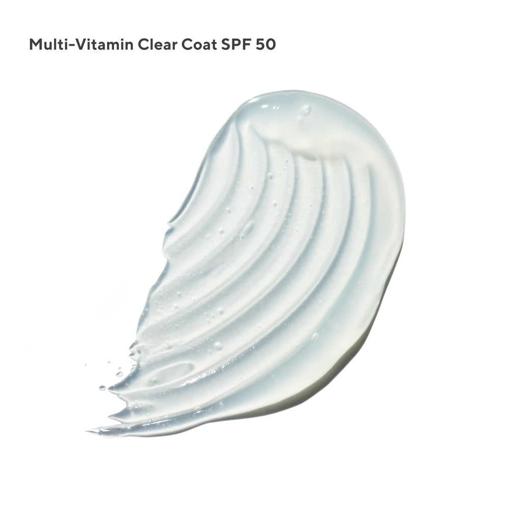 Murad Multi-Vitamin Clear Coat SPF 50, texture légère prête à être appliquée sur le visage.
