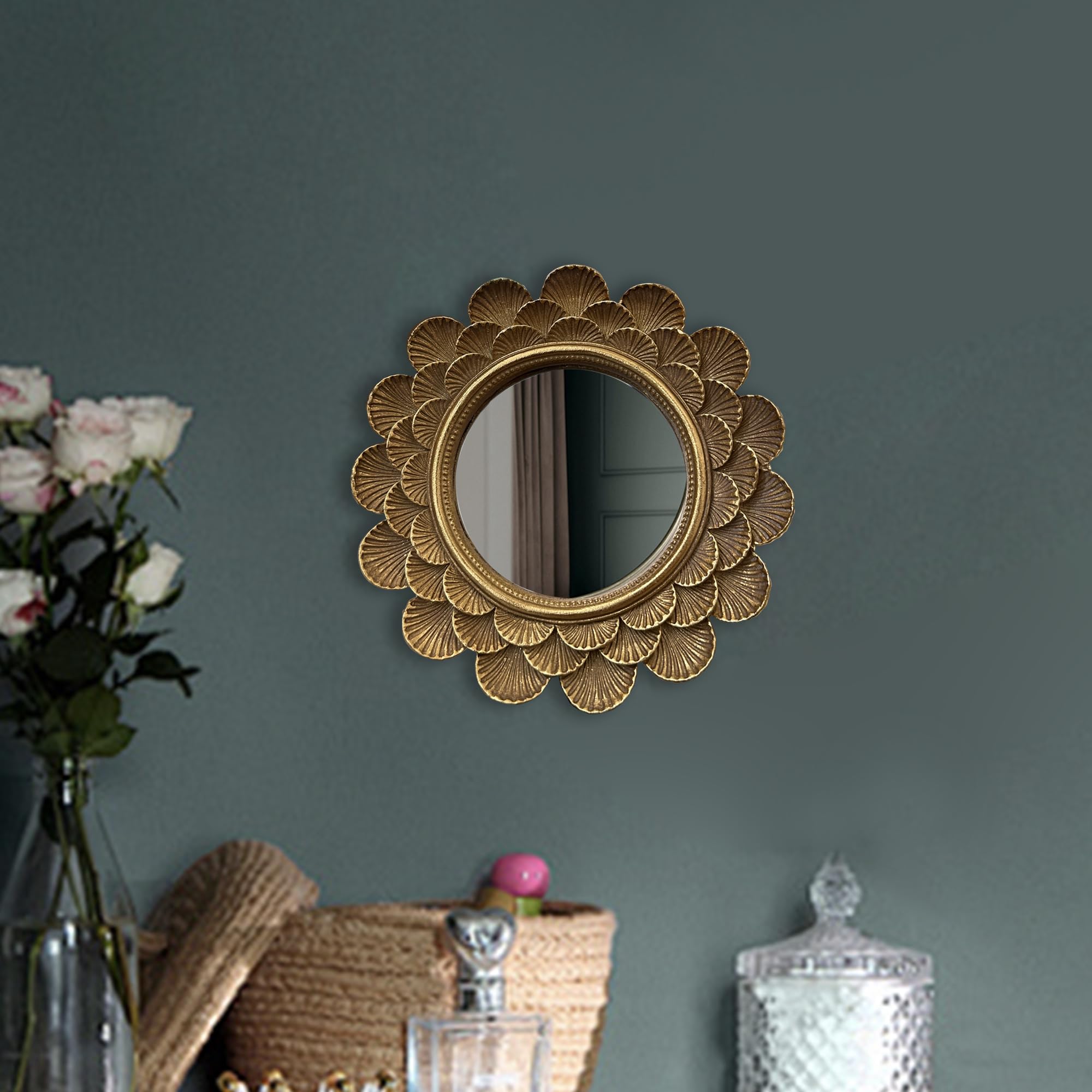 Musanpou miroir vanité vintage doré dans une chambre élégante.