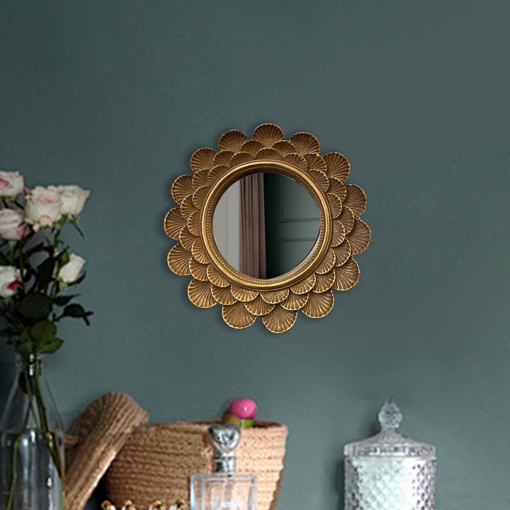 Musanpou miroir vanité vintage doré dans une chambre élégante.